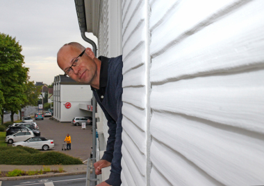 Thomas Wieckhorst, Chefredakteur der bauhandwerk, im Obergeschoss des zum ?Haus der Zahnheilkunde? umgebauten Bahnhofs in Bielefeld-J?llenbeck (ab Seite 12) Foto: Thomas Schwarzmann Kontakt: 05241/801040, thomas.wieckhorst@bauverlag.de