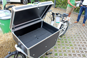  Für das Urban Arrow gibt es ein solides Flightcase mit Zwischenboden und Deckel mit Gasdruckfedern 