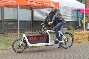  Die Ladefläche des Bullitt ist so bemessen, dass eine Maurerbütt draufpasst 