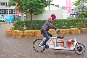  Mit Zuladung, in diesem Fall rund 60 kg Werkzeug, fahren sich Lastenräder oft besser als unbeladen 