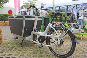  Für das Urban Arrow gibt es ein solides Flightcase mit Zwischenboden und Deckel mit Gasdruckfedern 