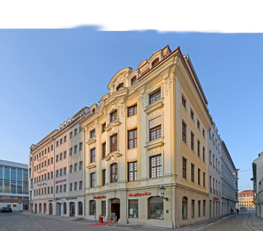 Das rekonstruierte Ensemble am Dresdner Neumarkt mit dem Jüdenhof im Bildvordergrund besteht aus vier Baukörpern mit zwölf Fassaden Foto: Kimmerle GbR Jüdenhof / Jens-Christian Giese