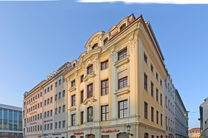  Das rekonstruierte Ensemble am Dresdner Neumarkt mit dem Jüdenhof im Bildvordergrund besteht aus vier Baukörpern mit zwölf Fassaden Foto: Kimmerle GbR Jüdenhof / Jens-Christian Giese 