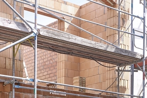  Fenster mit Segmentbogen im klassischen Mauerwerksbau mit zwei Dämmschichten im Bogen 