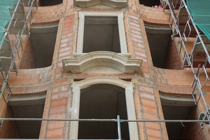  Links oben: Zum überwiegenden Teil mörtelten die Handwerker die Sandsteinelemente traditionell in das Mauerwerk ein Foto und Zeichnung: IPROconsult 