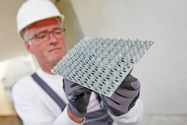 Das wichtigste Werkzeug zur Herstellung eines Edelkratzputzes ist der Kratzigel: ein Metallbrett mit regelmäßigen Spitzen an der Unterseite. Einen neuen Kratzigel reibt man am besten zunächst über eine raue Oberfläche, um das Werkzeug etwas abzustumpfen