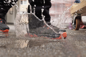  In den wasserfesten Arbeitsschuh gelangt von außen keine Feuchtigkeit, Nässe von innen dringt aber nach draußen 