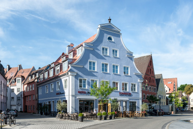 Der Historie nachempfunden und damit ideal in die Umgebung eingefügt – so präsentiert sich das neue Hotel in Memmingen. Foto: tdx/Mein Ziegelhaus