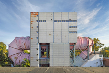 Der Umlauftank 2 der TU Berlin vor (links) und nach (rechts) der Sanierung Fotos: Philip Loh?fener / W?stenrot Stiftung