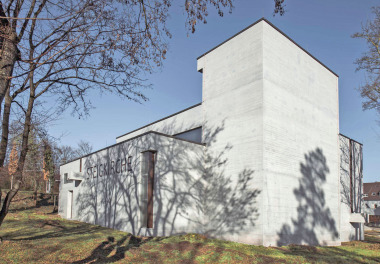 Die sanierte Sichtbeton-Fassade der Steigkirche