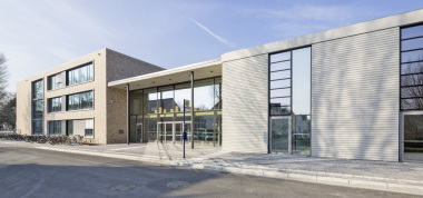 Helles Sichtmauerwerk und große Glasflächen, eingerahmt von Beton-fertigteilen, bestimmen die Äußere der neuen Gesamtschule in Lip-pstadt