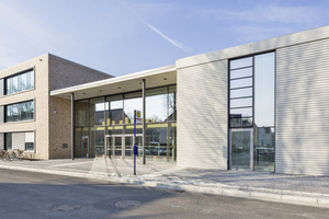  Helles Sichtmauerwerk und große Glasflächen, eingerahmt von Beton-fertigteilen, bestimmen die Äußere der neuen Gesamtschule in Lip-pstadt 