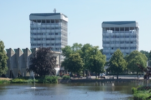  Die beiden zwischen 1960 und 1967 realisierten Punkthochhäuser des Rathauses in Marl 