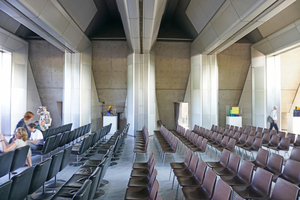  Der Saal im Sitzungstrakt ist ganz im Stil der 1960er Jahre gestaltet 