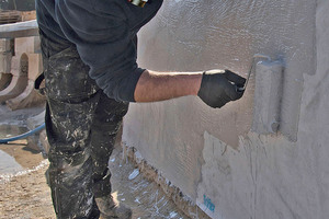  Die Sanierungsspezialisten der Firma EMAT trugen im Lotana-Brunnen ein Spezialharz auf Polymethylmethacrylatharz-Basis (PMMA) von Triflex Fotos: Triflex 