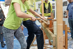  Vorführung der Arbeit mit der Wippdrechselbank auf dem Stand der Jugendbauhütten 