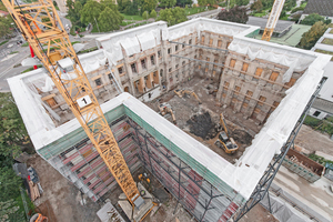  Der Stahlbau stützt die historische Fassade 