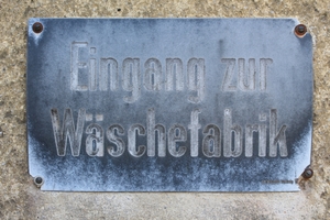  Altes Fabrikschild am Eingang ins Museum Wäschefabrik 