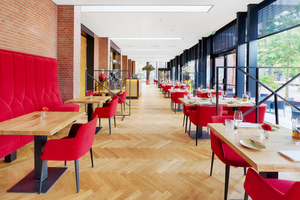  Blick in das Restaurant "Lifdegesticht", das außen vor die Kirche gebaut wurde 