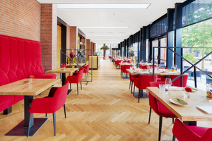  Blick in das Restaurant "Lifdegesticht", das außen vor die Kirche gebaut wurde 