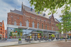  In der 1903 in Breda für das bereits aus drei historischen Häusern bestehende Kloster erbauten Kirche befinden sich heute der Veranstaltungs- und Frühstücksraum des Hotels Nassau, im Glasbau davor das Restaurant ?Liefdegesticht? Fotos (2): Joseph Briaire  