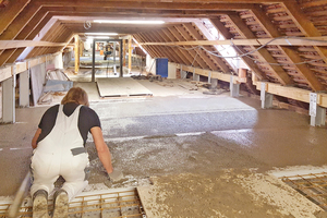  Im Dachgeschoss transportierten die Handwerker den Leichtbeton mit Schubkarren an Ort und Stelle, verteilten und zogen ihn ab Foto: Liapor 