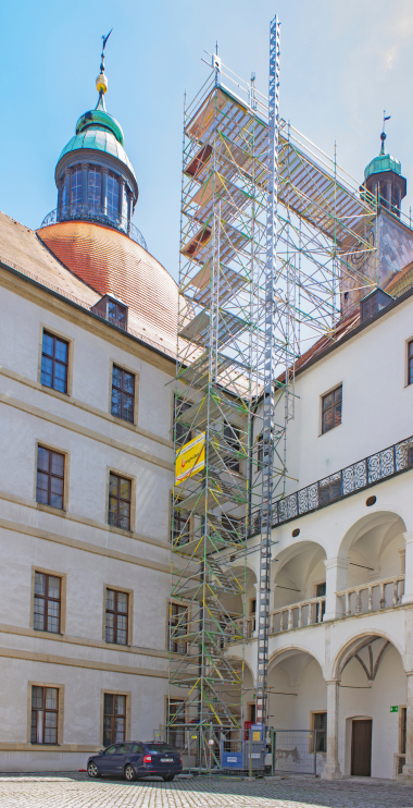 Die sogenannte Laterne des Glockenturm des Südflügels des Renaissanceschlosses in Neuburg musste saniert werden