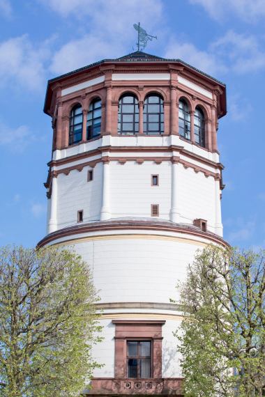 F?r die D?sseldorfer ist der Schlossturm ein besonderes Bauwerk, weil er einziger ?berrest des einstigen Residenzschlosses ist. Er beherbergt heute das Schifffahrtsmuseum der Stadt und im obersten Stockwerk ein Caf? mit tollem Ausblick Foto: Caparol Farbe