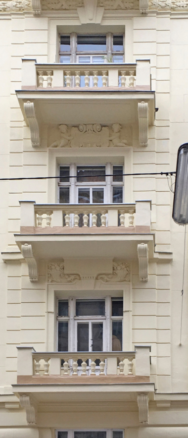 Der Gebäudekomplex in der Wiener Widerhofergasse stammt aus der Gründerzeit. Davon zeugt die üppig dekorierte Fassade, die im Zuge einer Renovierungsmaßnahme ein frisches Aussehen erhalten sollte Fotos: Triflex