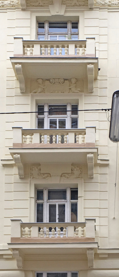 Der Geb?udekomplex in der Wiener Widerhofergasse stammt aus der Gr?nderzeit. Davon zeugt die ?ppig dekorierte Fassade, die im Zuge einer Renovierungsma?nahme ein frisches Aussehen erhalten sollte Fotos: Triflex