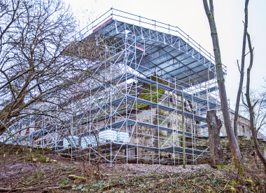 Durch die verschiedenen Standardl?ngen des Layher AllroundGer?sts lie? sich die Unterkonstruktion f?r das Wetterschutzdach bei der Sanierung des Zisterzienserklosters Rechentshofen einfach und schnell an den leicht absch?ssigen Gel?ndeverlauf anpassen Fot