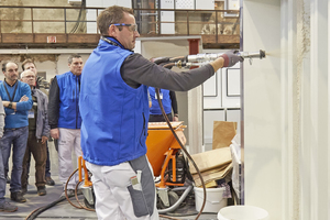  Praxis pur: Bei den Vorführungen neuer Produkte können die Besucher auf den Werktagen auch selbst Hand anlegen Foto (links): Knauf / Sigi Lustenberger Foto (rechts): Thomas Wieckhorst 