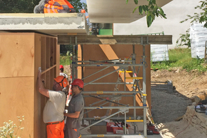  Da die Schränke statische Funktionen übernehmen, legten die Handwerker die Betondeckenelemente per Kran auf diese Tragelemente auf Fotos: Rahbaran Hürzeler Architekten 