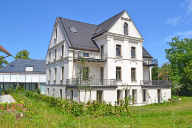 In einer Industriellen-Villa aus dem 19. Jahrhundert entstanden nach Sanierung und Umbau vier voneinander unabhängige Wohneinheiten