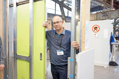 Thomas Wieckhorst, Chefredakteur der bauhandwerk, auf den Knauf Werktragen im Januar 2017 in Düsseldorf Foto: Thomas Schwarzmann Kontakt: 05241/801040, thomas.wieckhorst@bauverlag.de