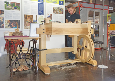 Vorführung der Arbeit an der Wippdrechselbank auf dem Stand der Jugendbauhütten der Deutschen Stiftung Denkmalschutz