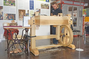  Vorführung der Arbeit an der Wippdrechselbank auf dem Stand der Jugendbauhütten der Deutschen Stiftung Denkmalschutz 