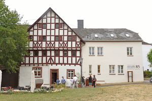  In Rheinland-Pfalz gab es den ersten Preis für den ehemaligen Klöster-lichen Zehnthof aus dem 15. Jahrhundert in Leiwen 