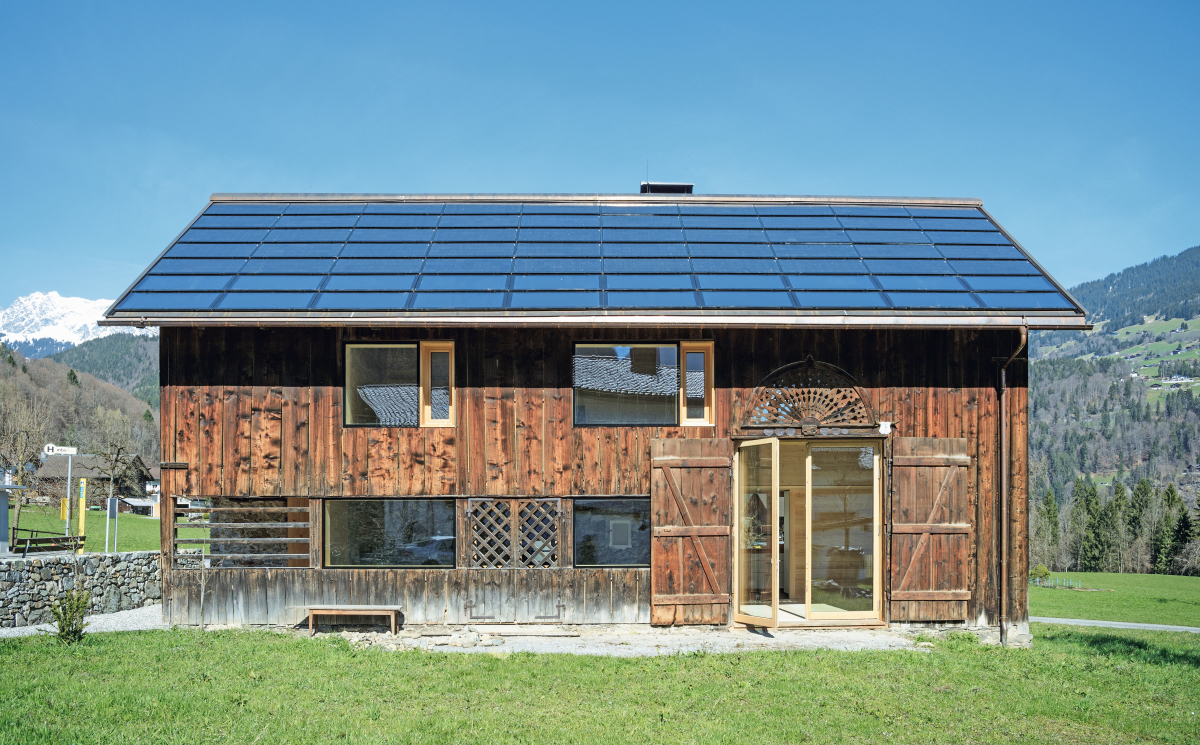 Der ehemalige Stall in Tschagguns nach dem Umbau. Die Brettbekleidung der Fassade wurde erhalten und durch wenige Öffnungen ergänzt Foto: Velux / Marcello Giradelli