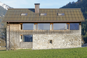  Die neuen Fenster gehören in ihrer Größe und Präzision eindeutig der heutigen Zeit an, bewahren aber die handwerkliche Klarheit des historischen Gebäudes 