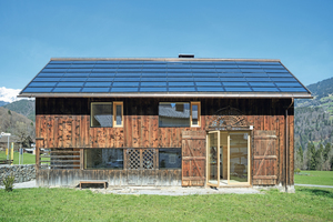  Der ehemalige Stall in Tschagguns nach dem Umbau. Die Brettbekleidung der Fassade wurde erhalten und durch wenige Öffnungen ergänzt Foto: Velux / Marcello Giradelli 