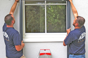  Raff-E wird für die weitere Montage als komplettes Element in die Fensterlaibung gestellt 