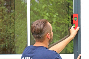  Raff-E in die Fensterlaibung stellen und Grundschienen nachjustieren 