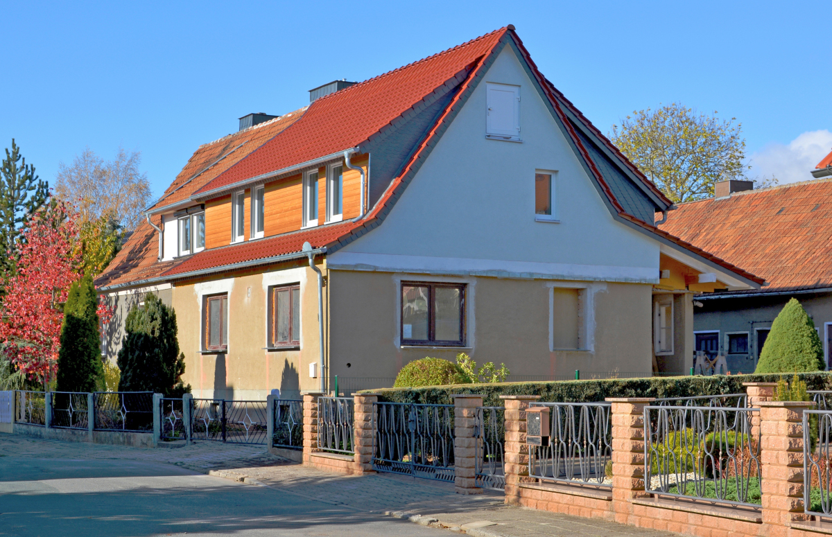 Das neue Dachgeschoss in Holzbauweise auf dem noch zu sanierenden Erdgeschoss. Die hinterlüfteten Konstruktionen der Gaubenwand und des Daches bauen auf das Prinzip zweier Schutzebenen. Bekleidung bzw. Deckung bilden die erste Schutzebene. Fassadenbahn un