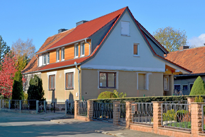  Das neue Dachgeschoss in Holzbauweise auf dem noch zu sanierenden Erdgeschoss. Die hinterlüfteten Konstruktionen der Gaubenwand und des Daches bauen auf das Prinzip zweier Schutzebenen. Bekleidung bzw. Deckung bilden die erste Schutzebene. Fassadenbahn un 