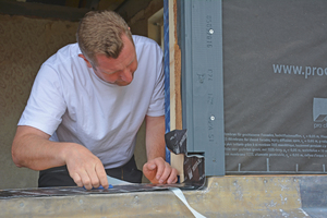  Die Unterfensterbank mit ?Extoseal Encors? wird vor der Fenstermontage aufgeklebt. Hierbei ist auf eine sorgfältige Verarbeitung in den Eckbereichen zu achten. Breite Trennfolie auf der Rückseite lösen und in der Leibung unten und an den Seiten verkleben. 