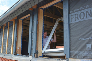  Das vorbereitete Fenster wird in den Baukörper eingesetzt. Im Holzbau ist dann die Fensterbefestigung auf einfache Weise mit direkter Verschraubung möglich. Die Klebebänder verbinden die Dichtebenen sicher miteinander 