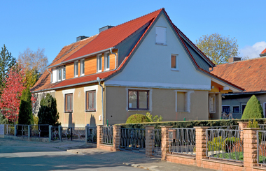 Das neue Dachgeschoss in Holzbauweise auf dem noch zu sanierenden Erdgeschoss. Die hinterl?fteten Konstruktionen der Gaubenwand und des Daches bauen auf das Prinzip zweier Schutzebenen. Bekleidung bzw. Deckung bilden die erste Schutzebene. Fassadenbahn un