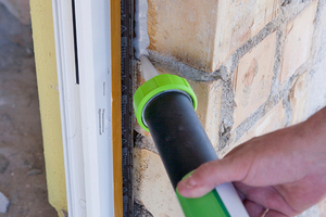  ..., die anschließend mit SP025 Fenster-Folienkleber Öko lückenlos am Mauerwerk befestigt wird 