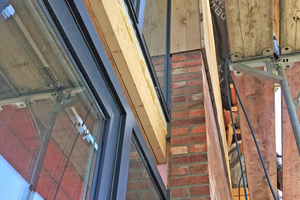  Auch die Pfosten-Riegel-Konstruktion der geschossübergreifenden Verglasung sitzt wie alle Fenster in der Dämmebene 